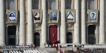 Các bước để phong thánh cho một vị thánh là gì?