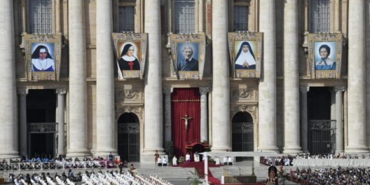 Các bước để phong thánh cho một vị thánh là gì?