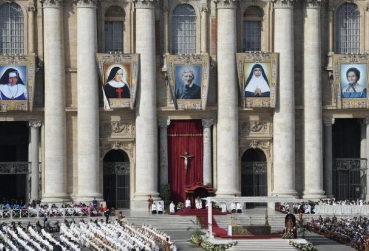 Các bước để phong thánh cho một vị thánh là gì?